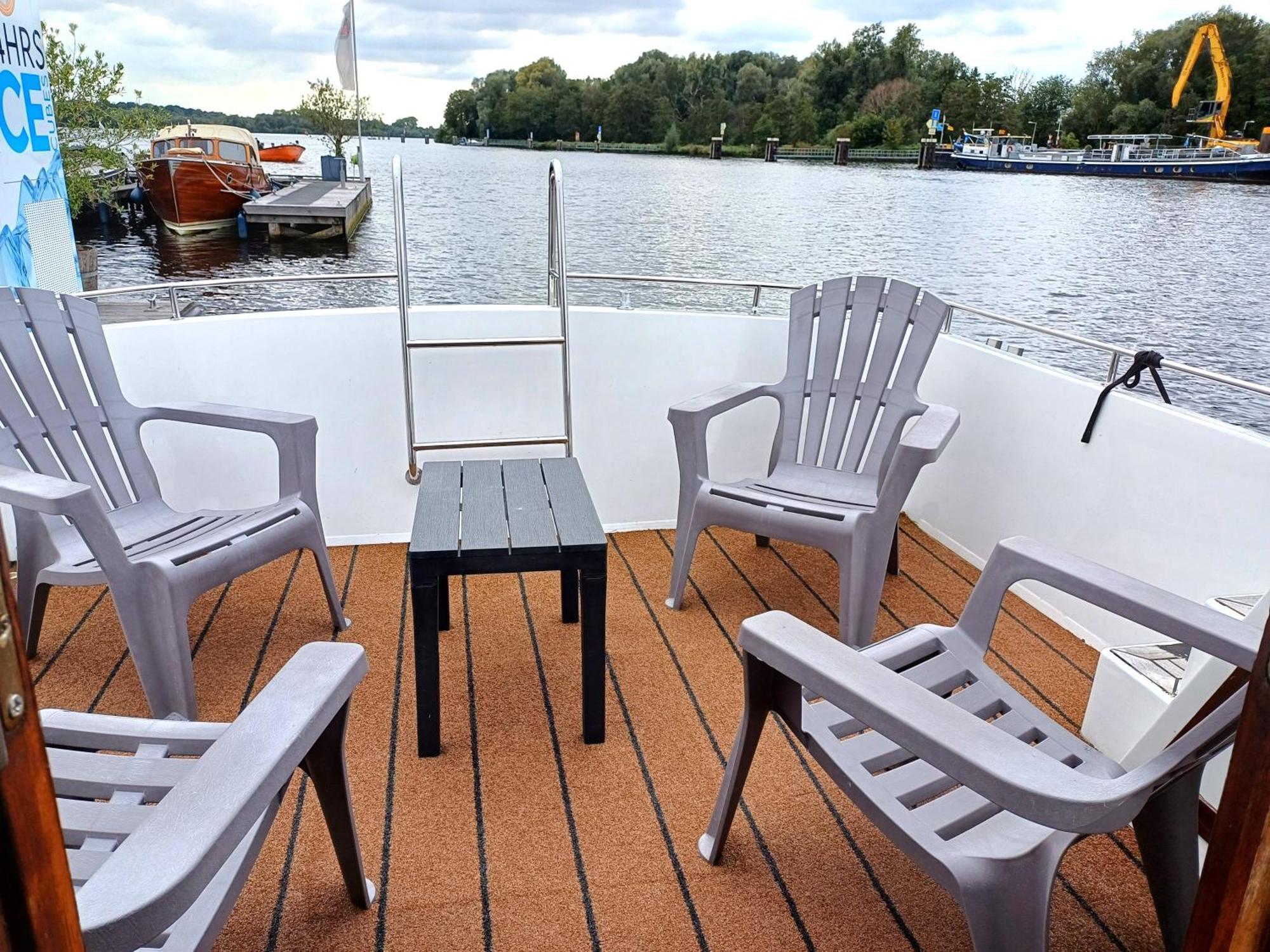 Bateau-hôtel Motorjacht At Ease *